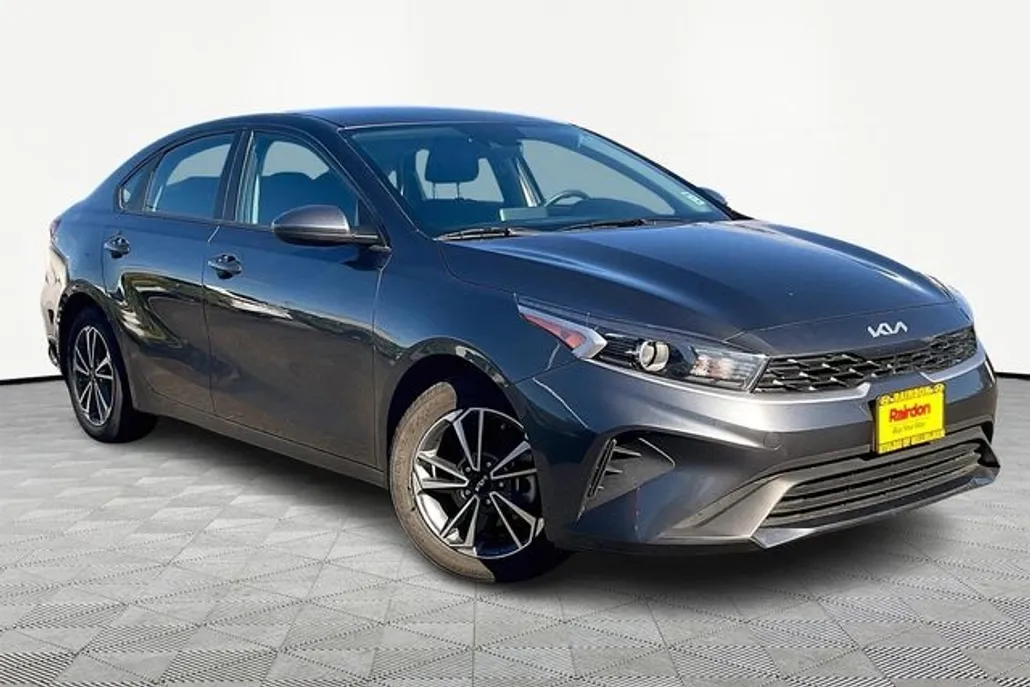 2023 Kia Forte LXS photo 1