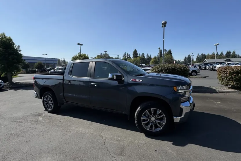 2021 Chevrolet Silverado 1500 LT photo 1