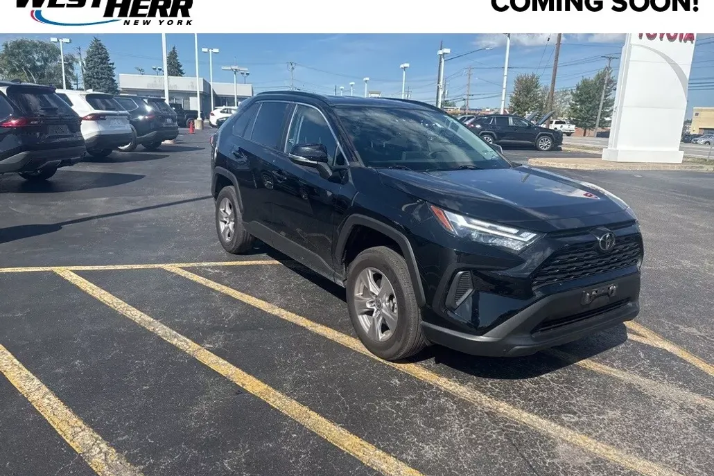 2022 Toyota RAV4 XLE photo 1