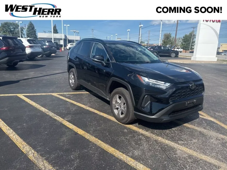 2022 Toyota RAV4 XLE photo 1