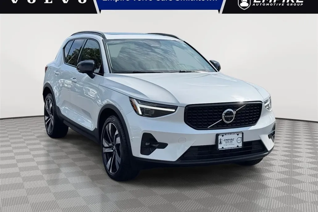 2025 Volvo XC40 photo 1