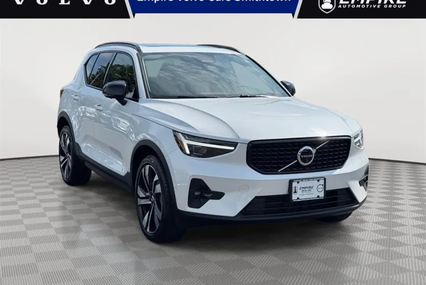 2025 Volvo XC40 photo 1