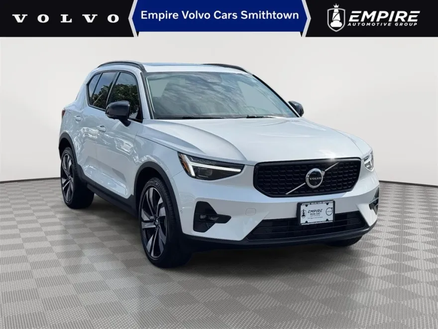 2025 Volvo XC40 photo 1