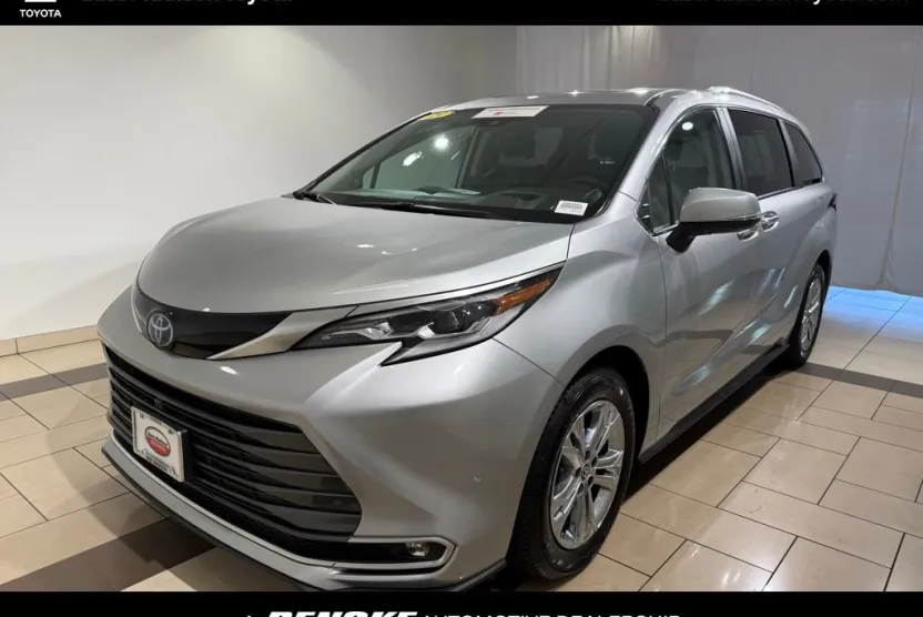 2023 Toyota Sienna Platinum photo 1