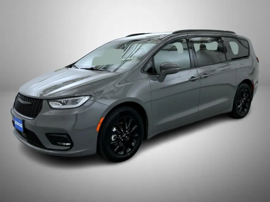 2021 Chrysler Pacifica Touring photo 1