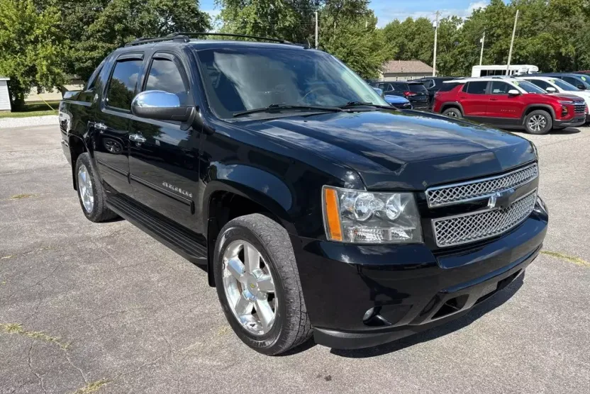 2013 Chevrolet Avalanche LS photo 1