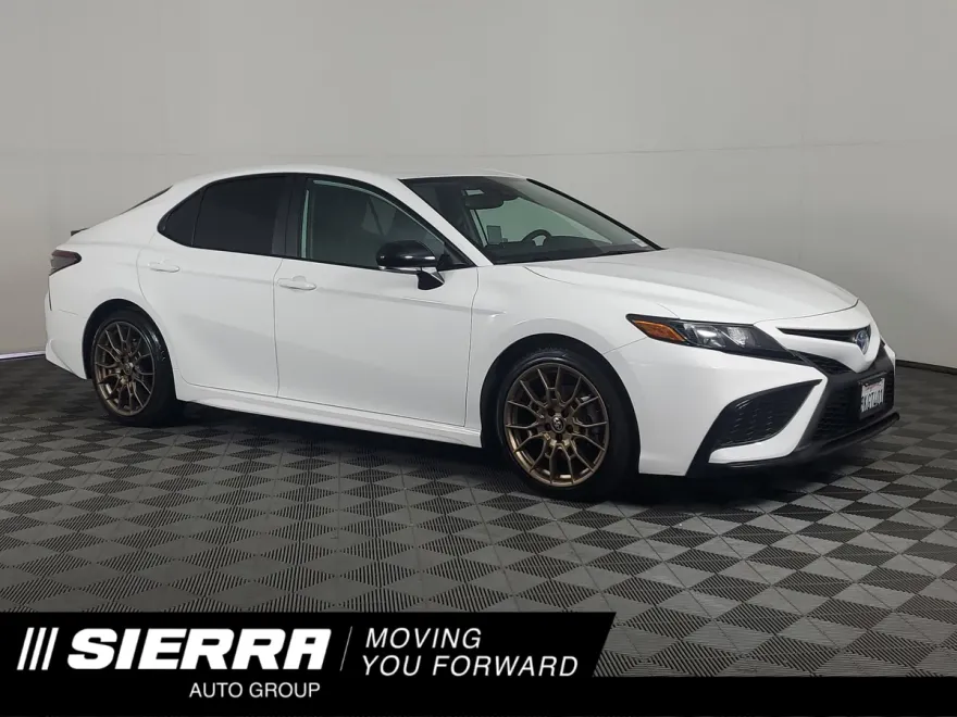 2024 Toyota Camry Hybrid SE photo 1