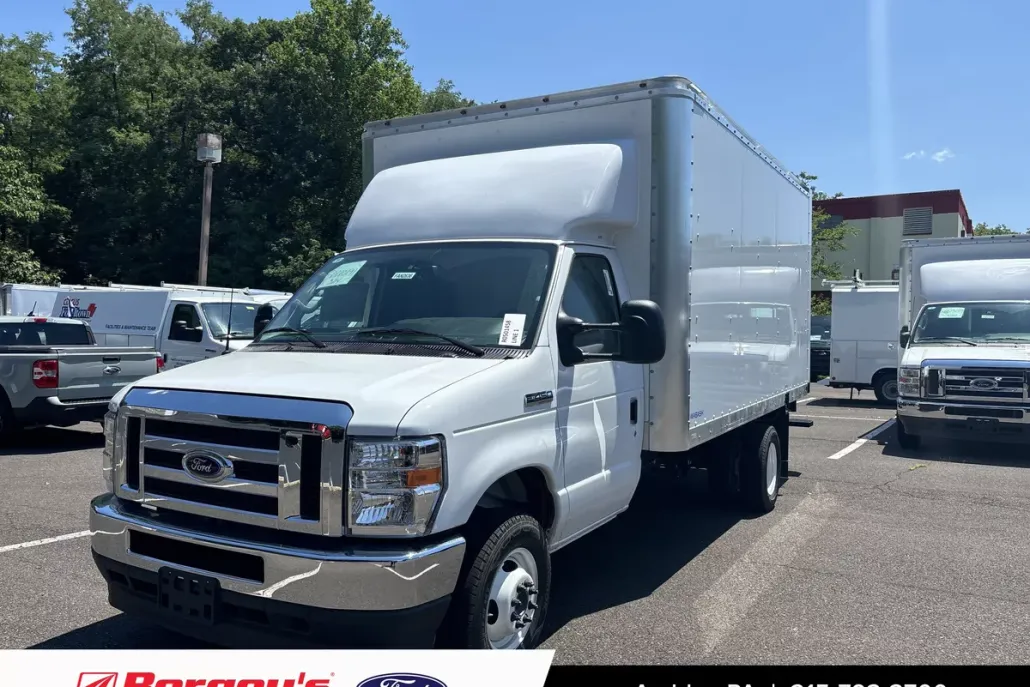 2025 Ford E-450 Cutaway photo 1
