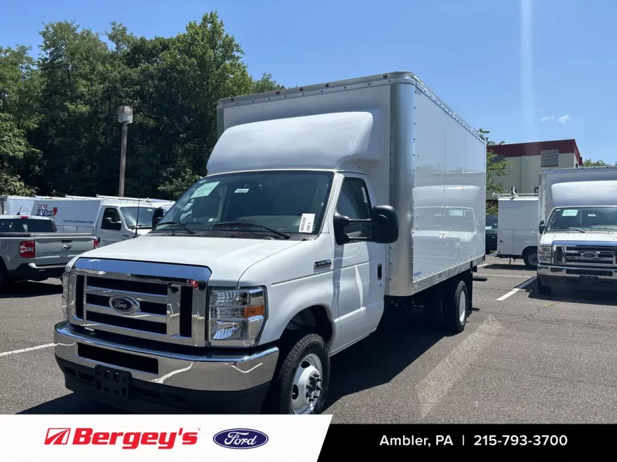 2025 Ford E-450 Cutaway photo 1