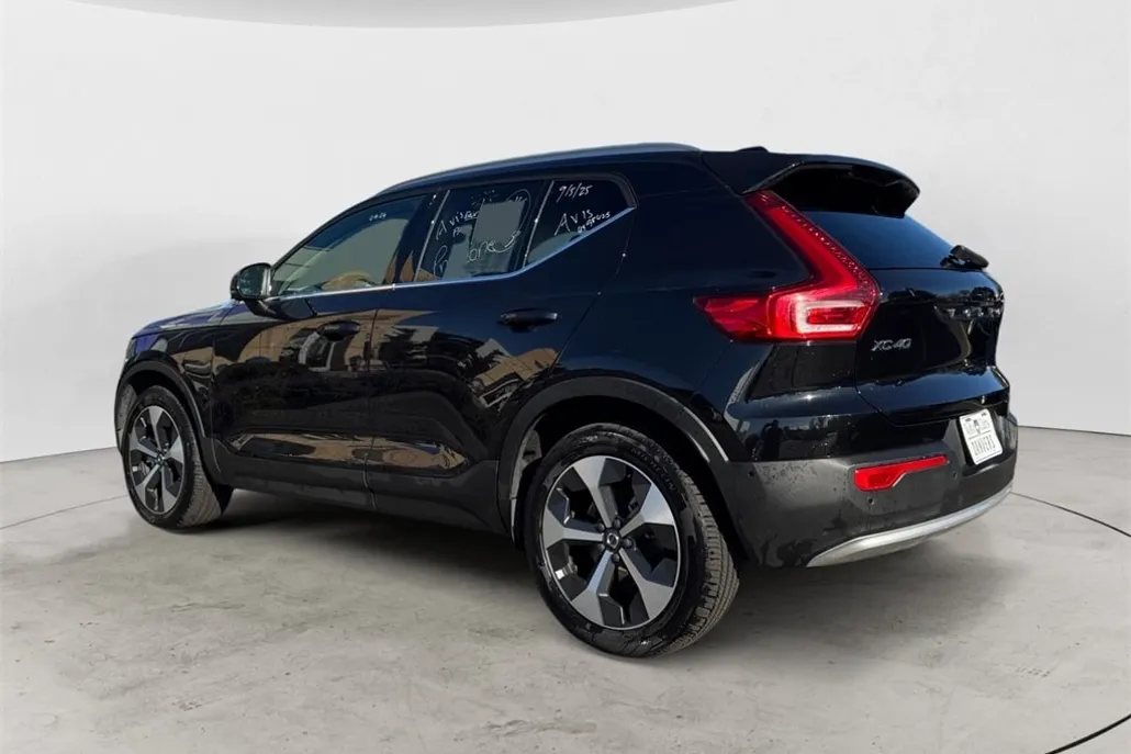 2025 Volvo XC40 Plus photo 1
