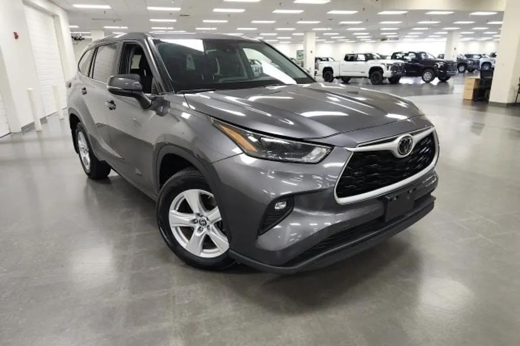 2024 Toyota Highlander LE photo 1