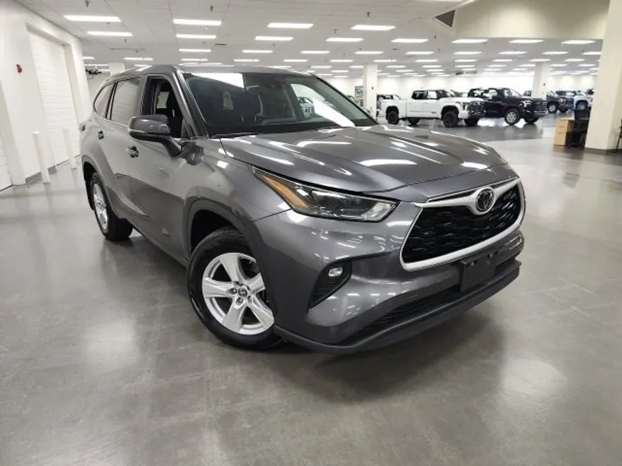 2024 Toyota Highlander LE photo 1