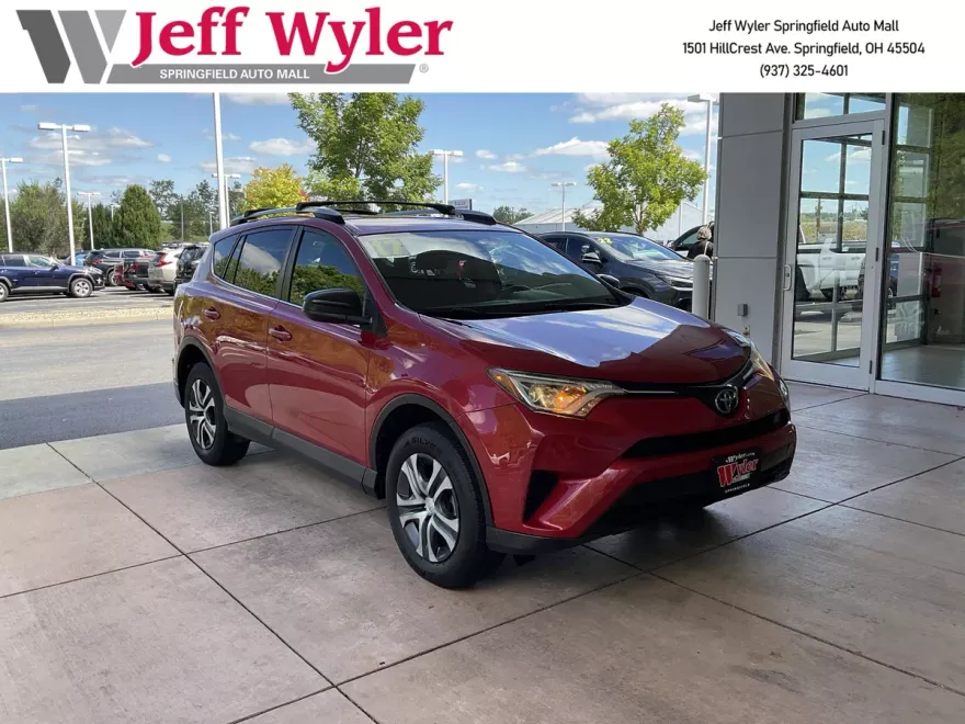 2017 Toyota RAV4 LE photo 1