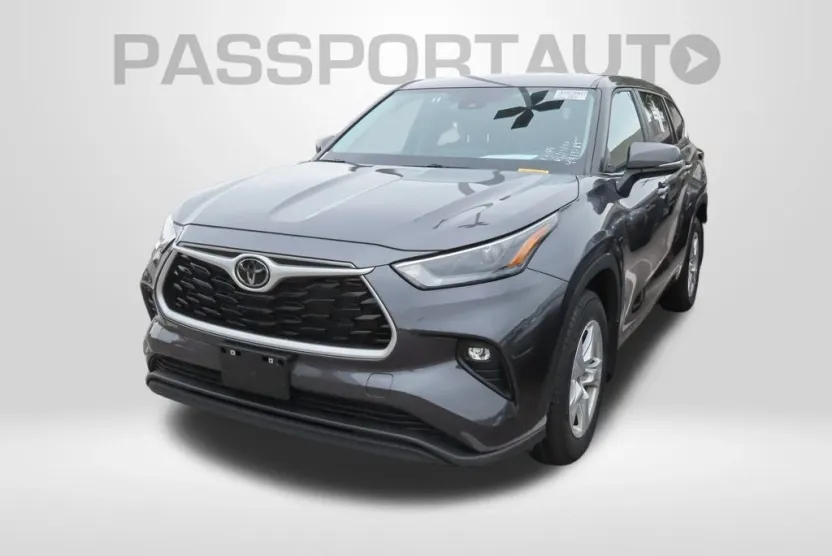 2023 Toyota Highlander LE photo 1