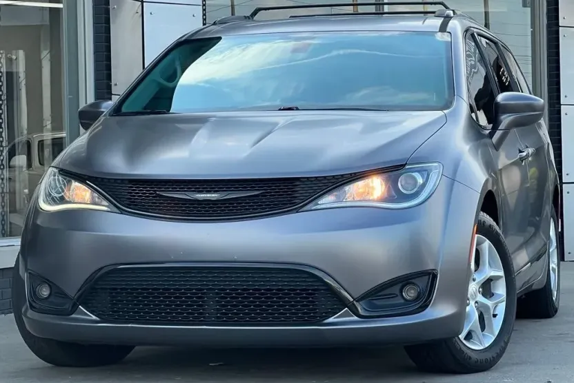 2017 Chrysler Pacifica Touring Plus photo 1