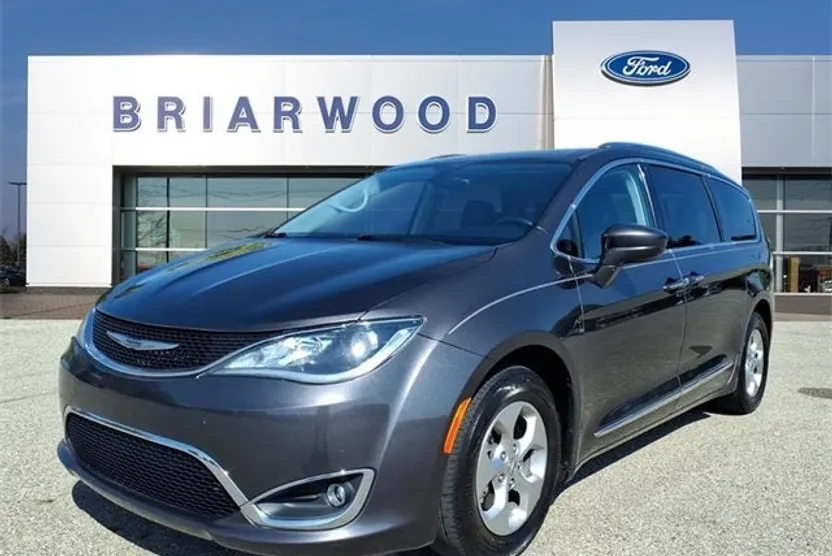 2017 Chrysler Pacifica Touring Plus photo 1