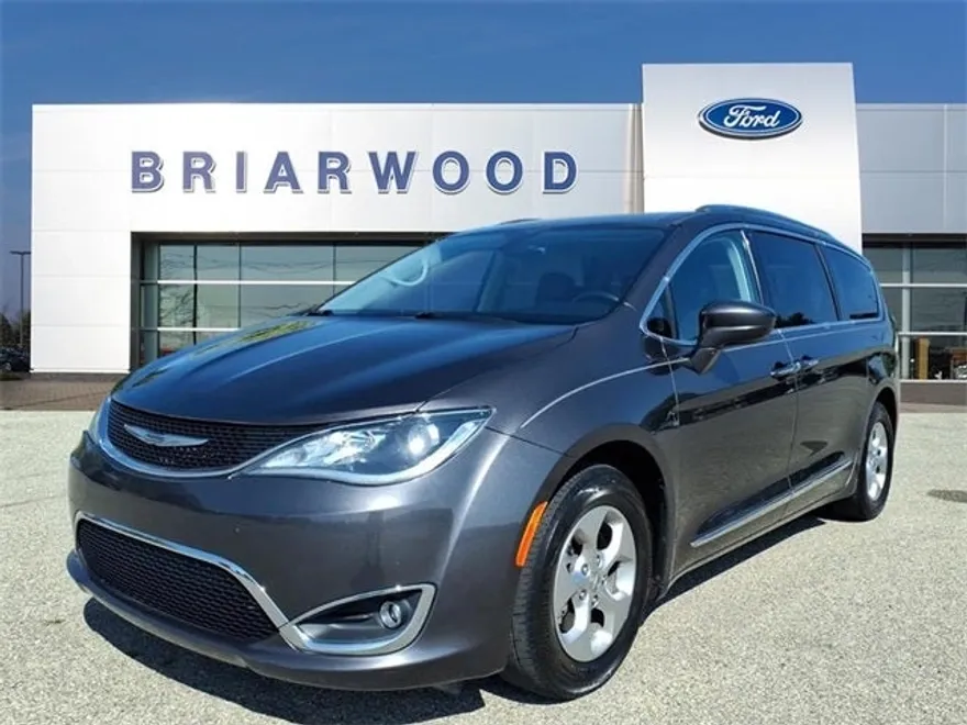 2017 Chrysler Pacifica Touring Plus photo 1