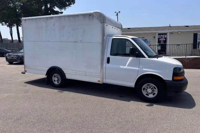 2018 Chevrolet Express 3500 Cutaway photo 1