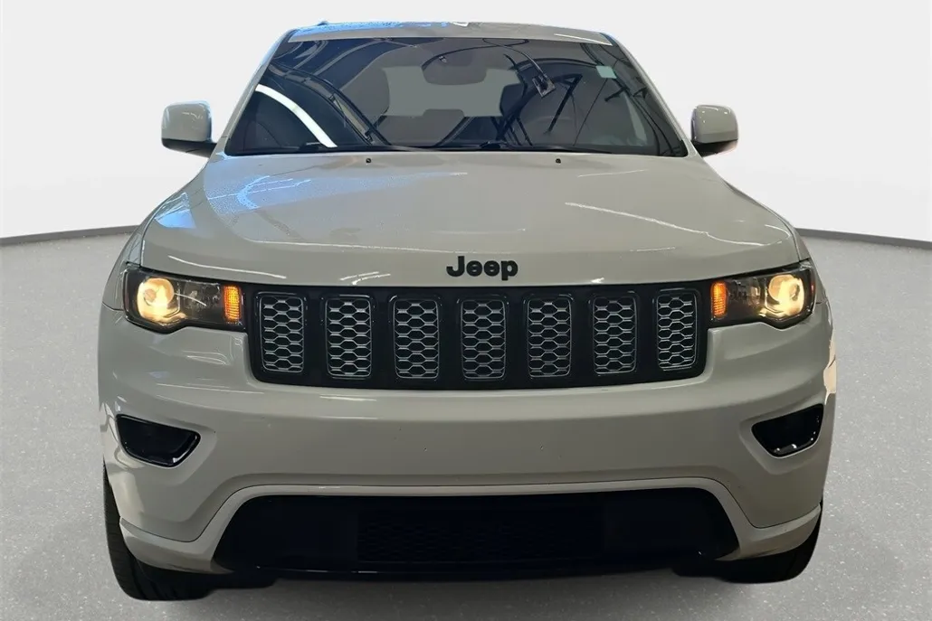 2018 Jeep Grand Cherokee Laredo Altitude photo 1