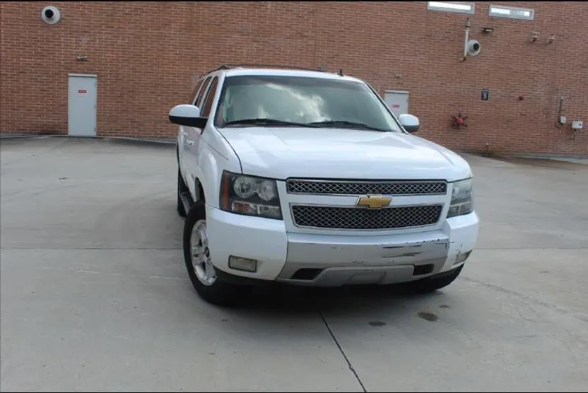 2013 Chevrolet Suburban 1500 LT photo 1
