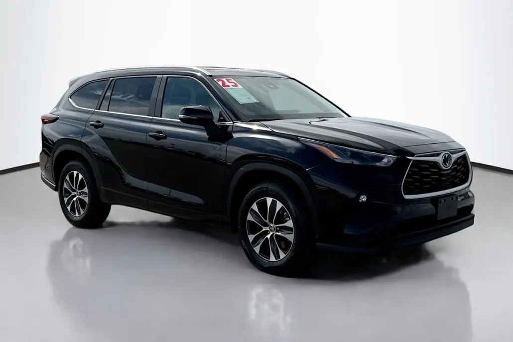 2025 Toyota Highlander XLE photo 1