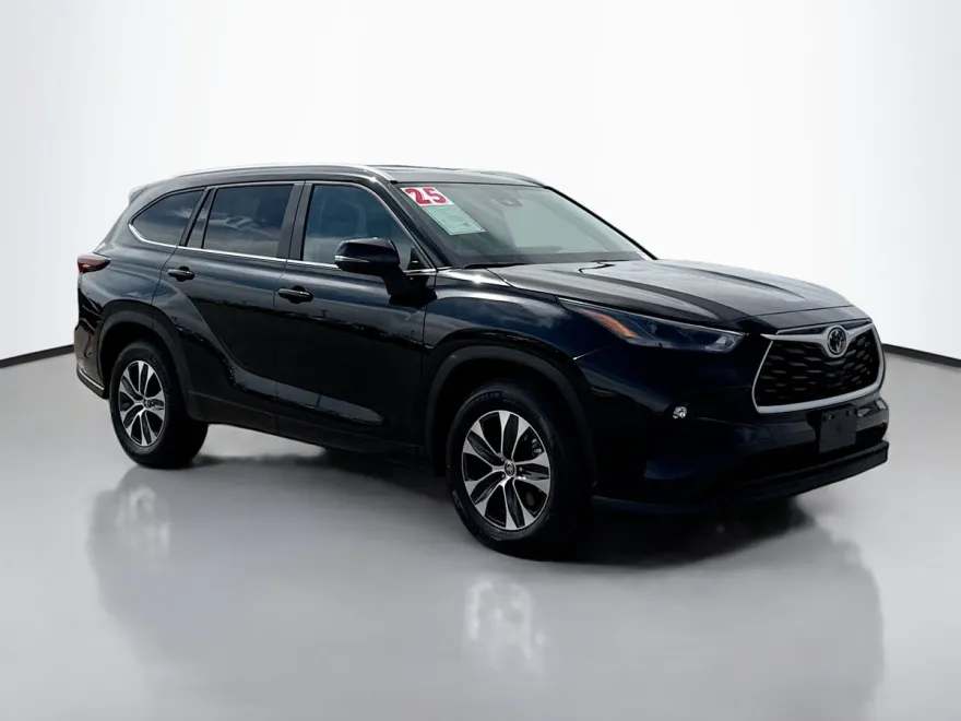 2025 Toyota Highlander XLE photo 1