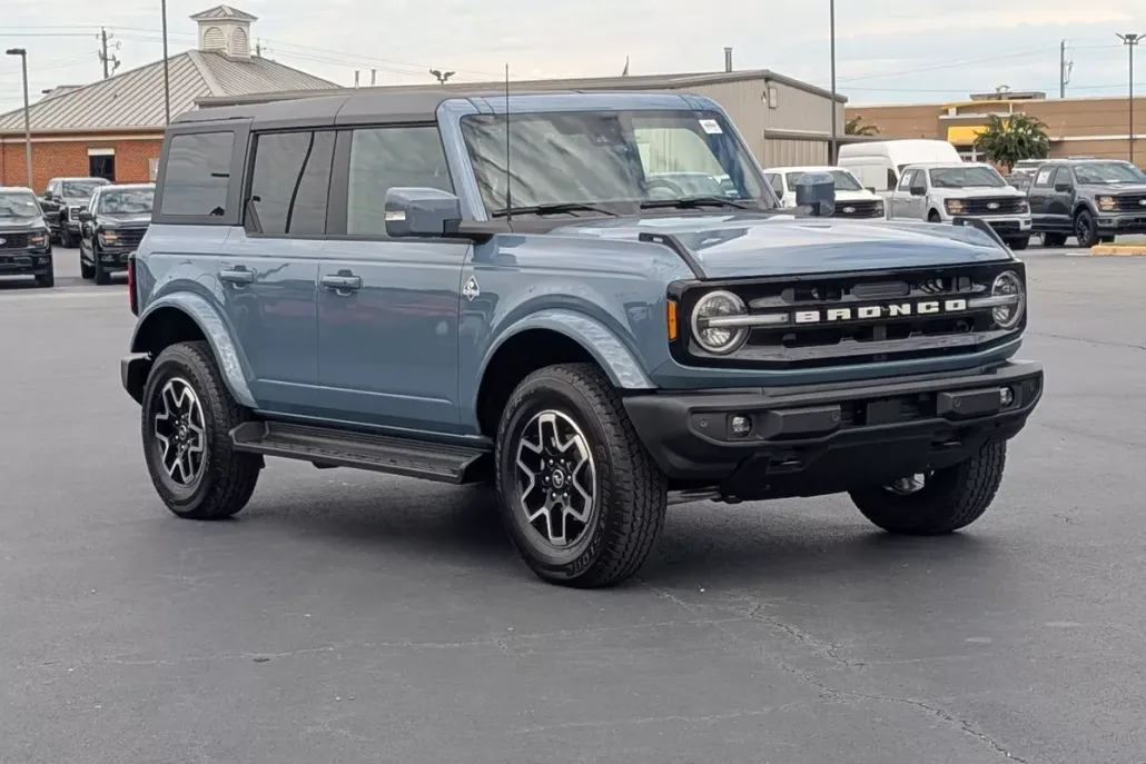 2025 Ford Bronco Outer Banks photo 1