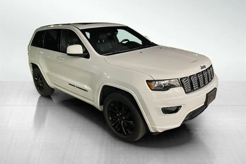 2019 Jeep Grand Cherokee Laredo Altitude photo 1