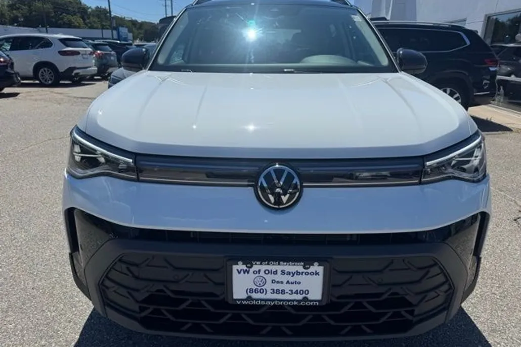 2025 Volkswagen Taos SE photo 1