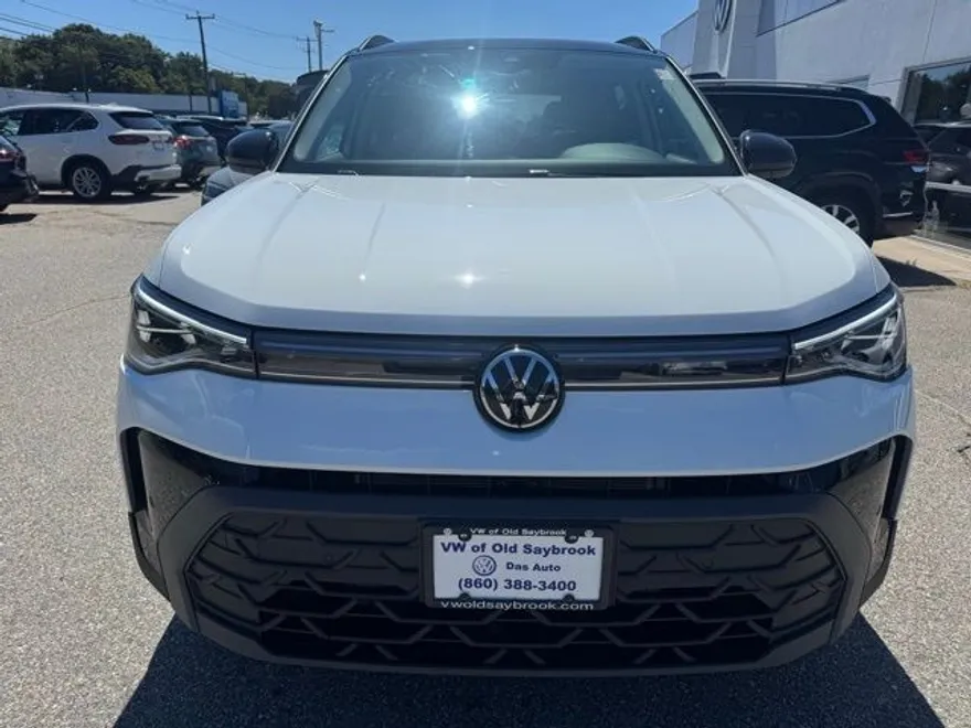 2025 Volkswagen Taos SE photo 1