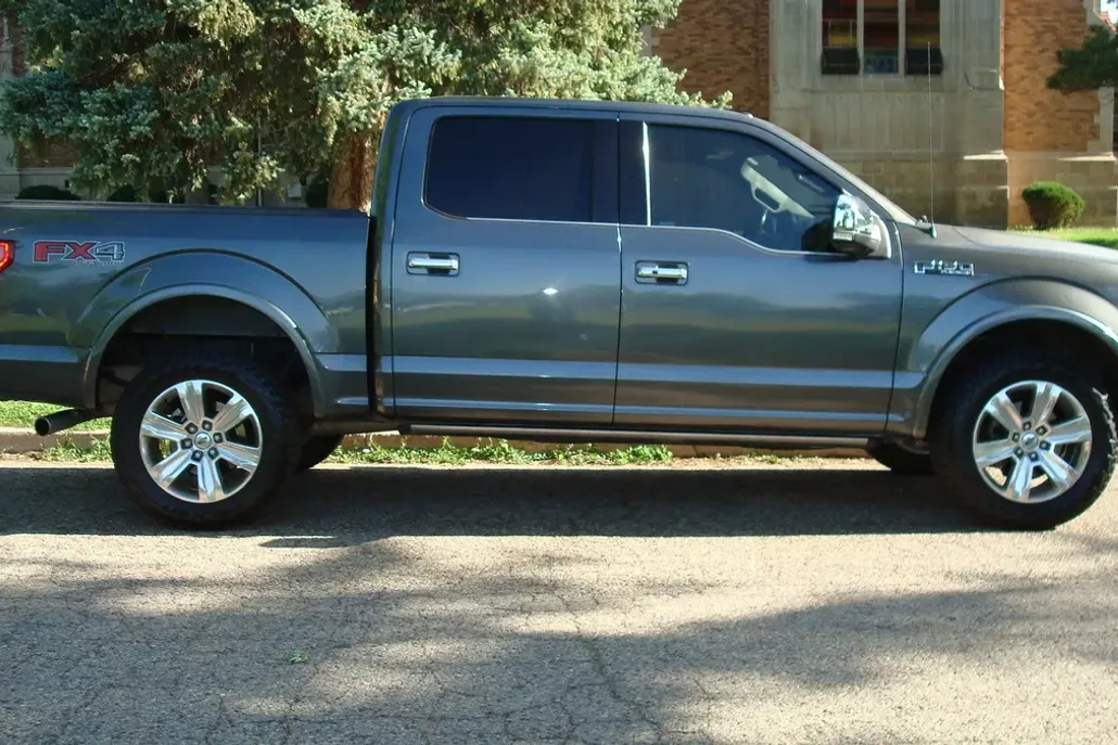 2017 Ford F-150 Platinum photo 1