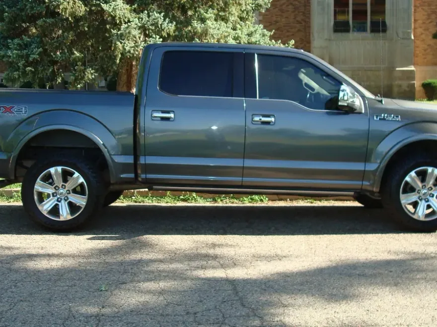 2017 Ford F-150 Platinum photo 1
