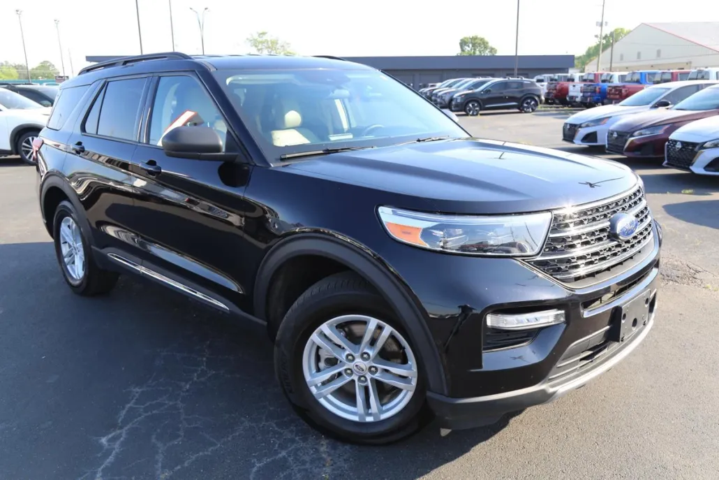 2023 Ford Explorer XLT photo 1