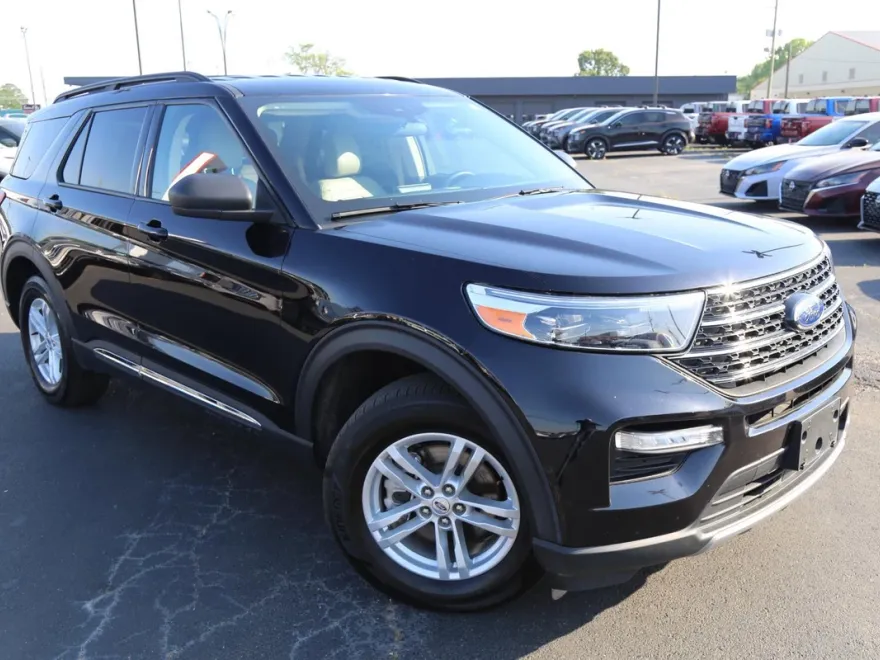 2023 Ford Explorer XLT photo 1