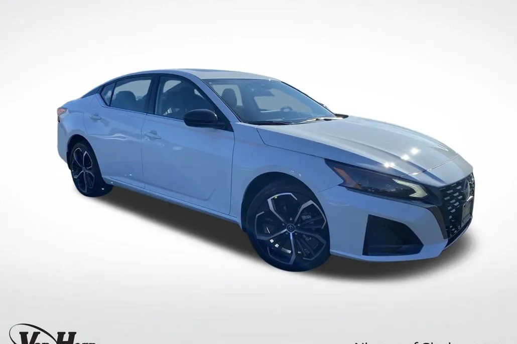 2025 Nissan Altima SR photo 1