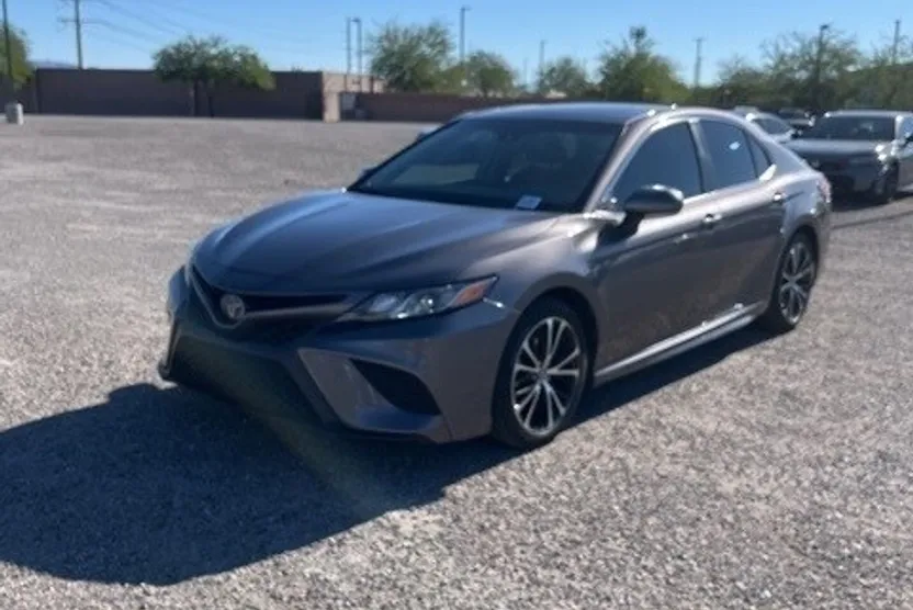2018 Toyota Camry SE XLE photo 1
