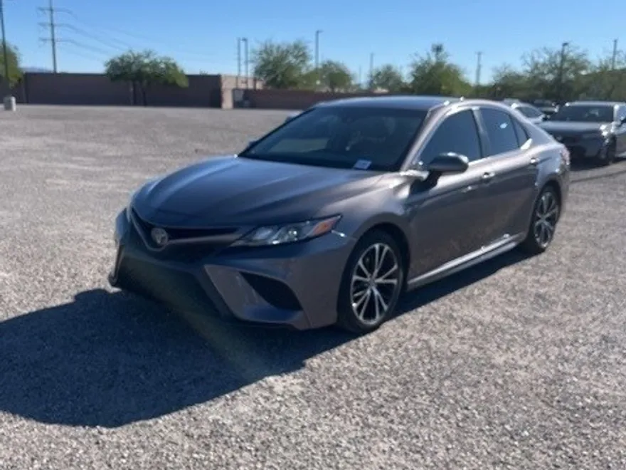 2018 Toyota Camry SE XLE photo 1
