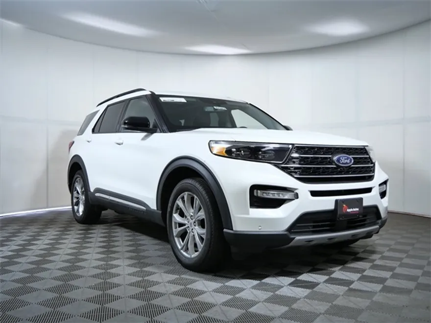 2023 Ford Explorer XLT photo 1