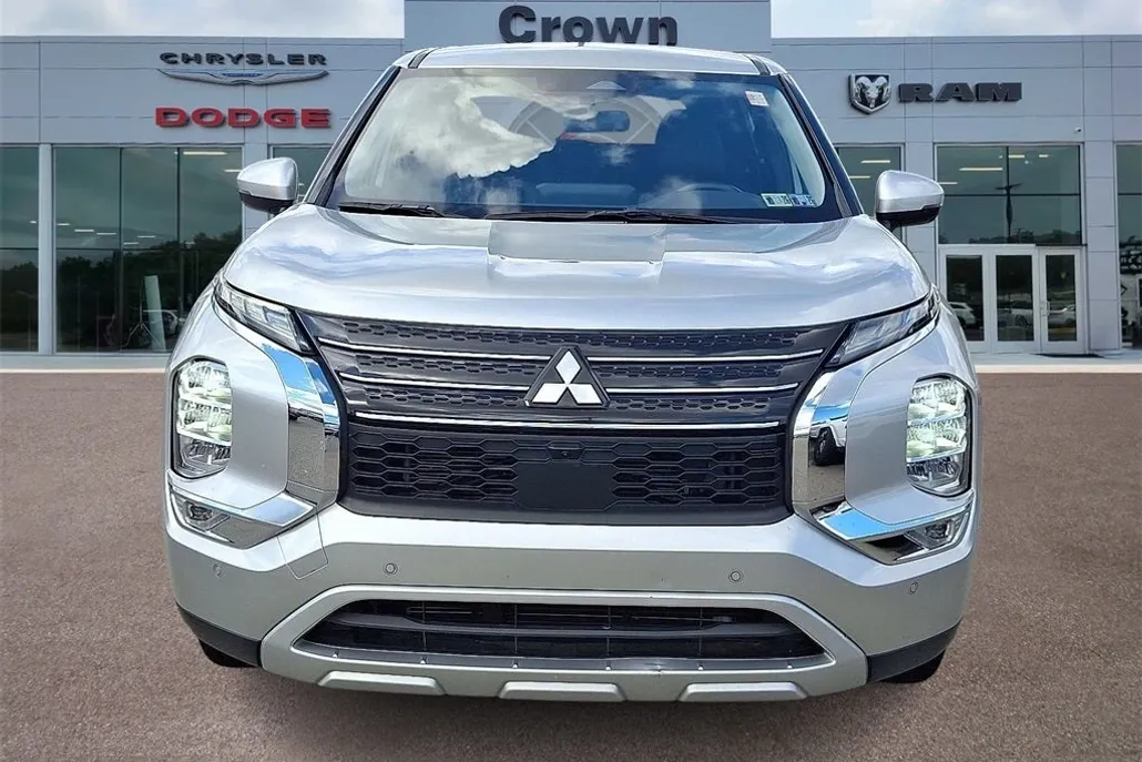 2024 Mitsubishi Outlander SE photo 1