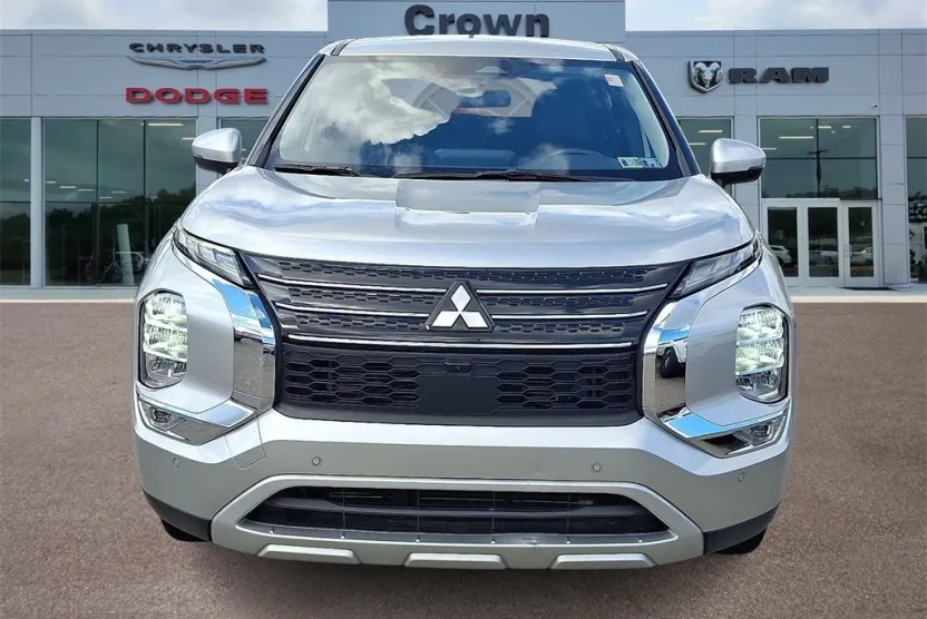 2024 Mitsubishi Outlander SE photo 1
