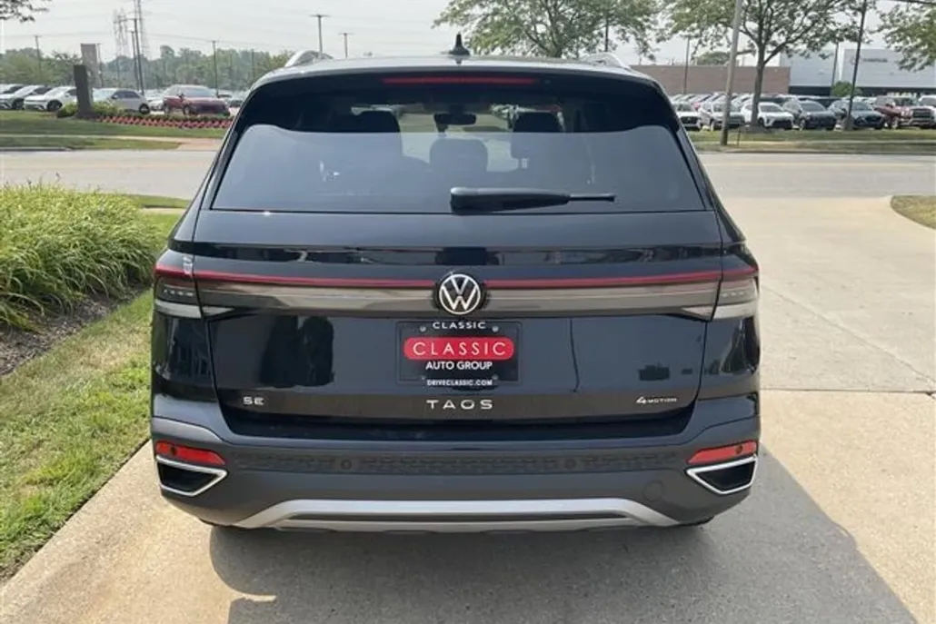 2025 Volkswagen Taos SE photo 1