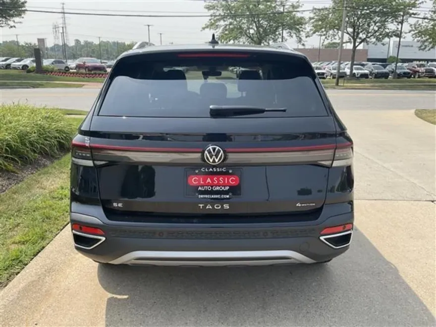 2025 Volkswagen Taos SE photo 1