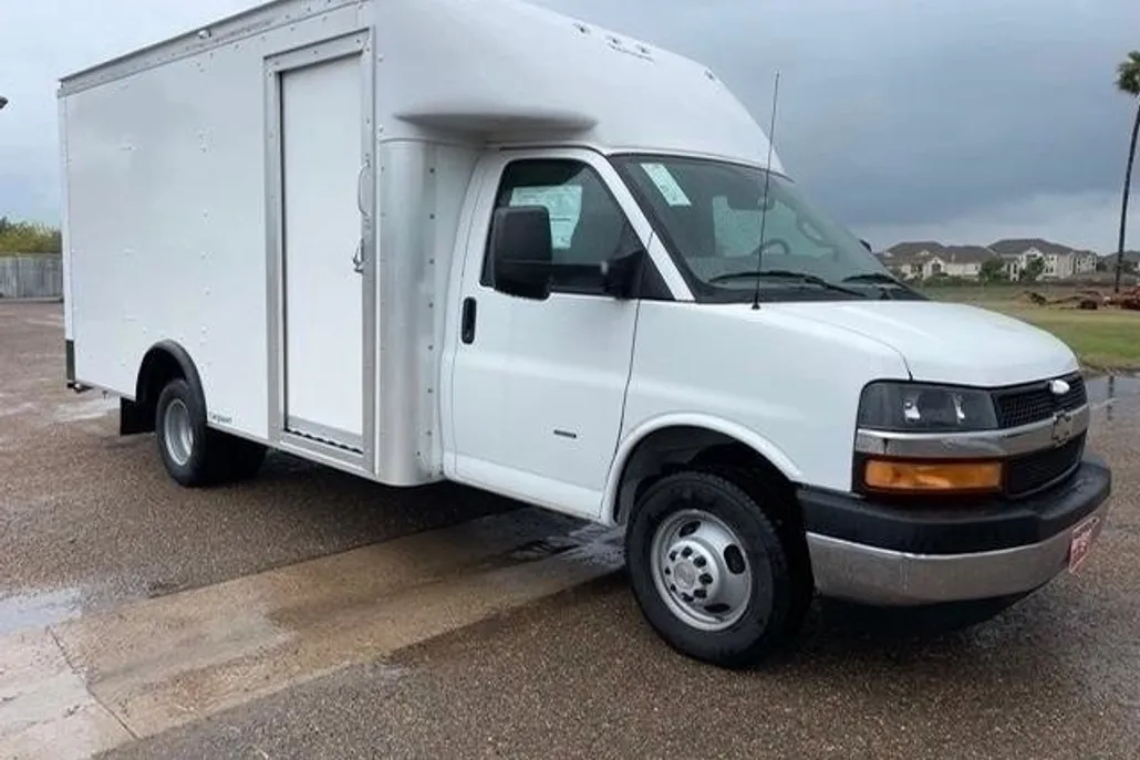 2023 Chevrolet Express Cutaway 3500 Work Van photo 1