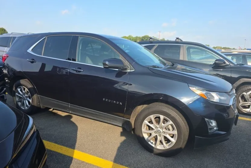 2020 Chevrolet Equinox LT photo 1