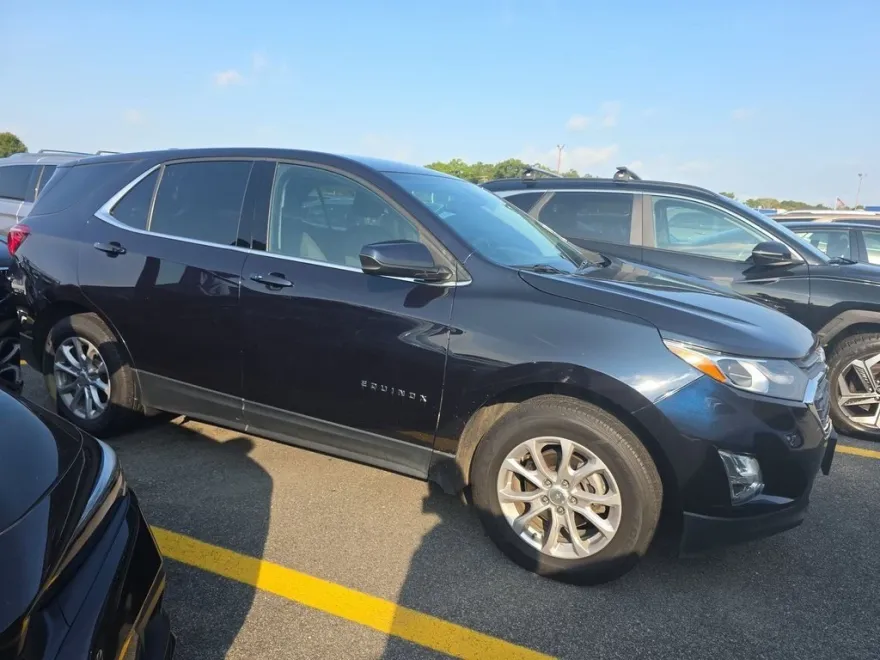 2020 Chevrolet Equinox LT photo 1