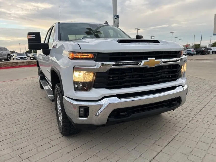 2024 Chevrolet Silverado 2500HD LT photo 1