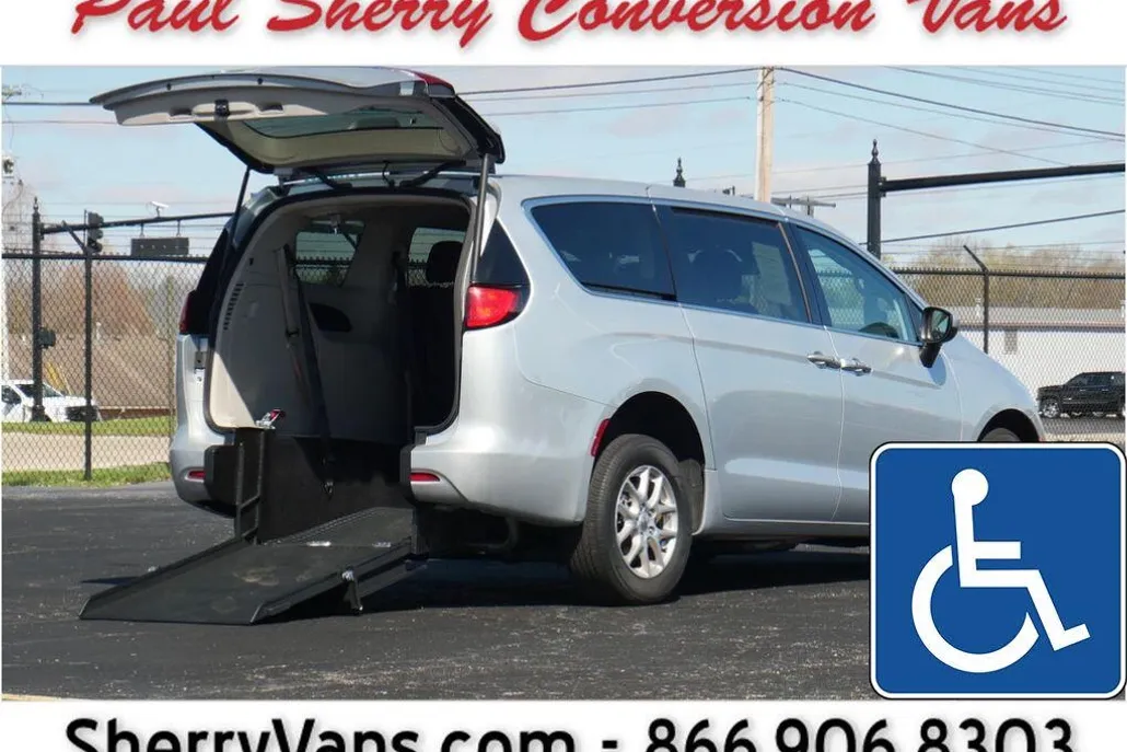 2022 Chrysler Voyager LX photo 1