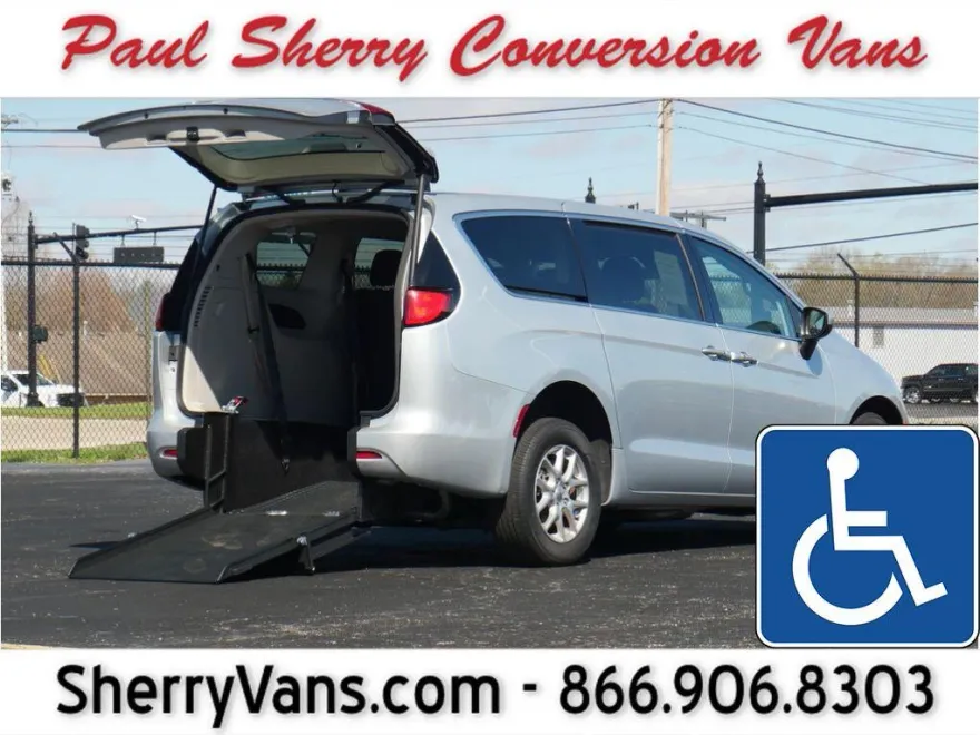 2022 Chrysler Voyager LX photo 1