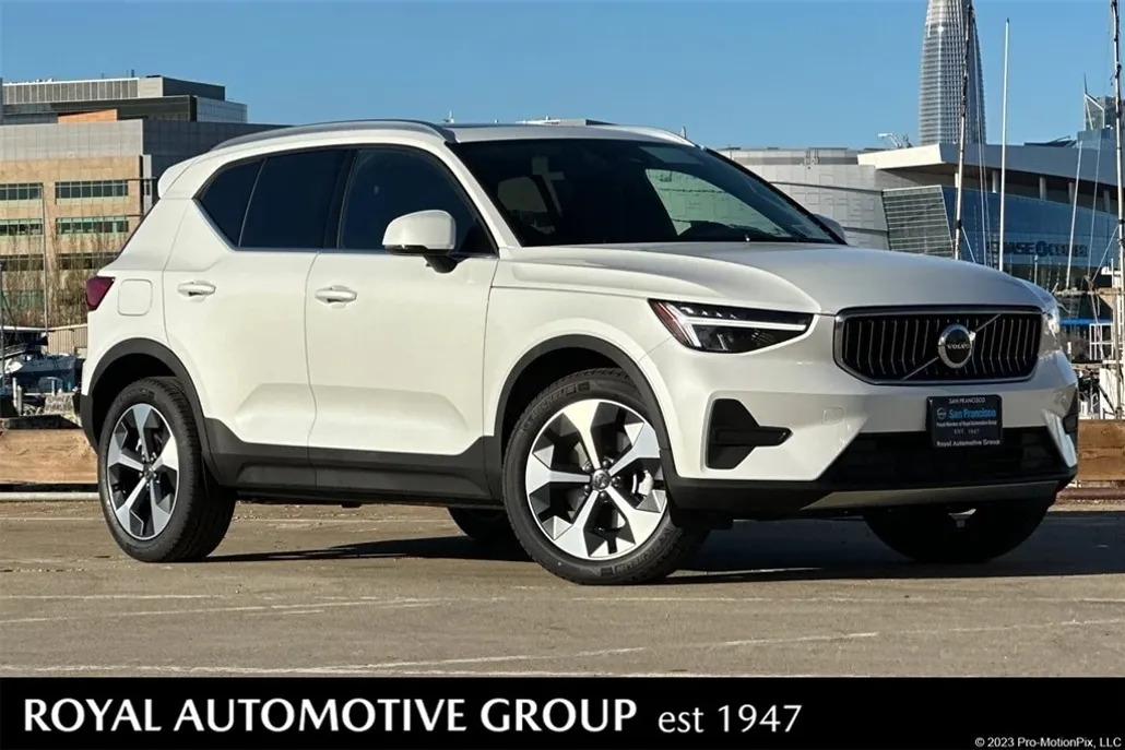 2025 Volvo XC40 Core photo 1