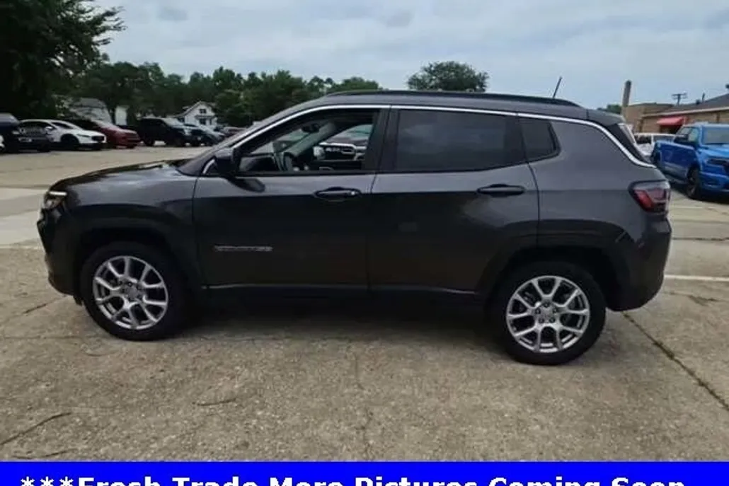 2022 Jeep Compass Latitude Lux photo 1